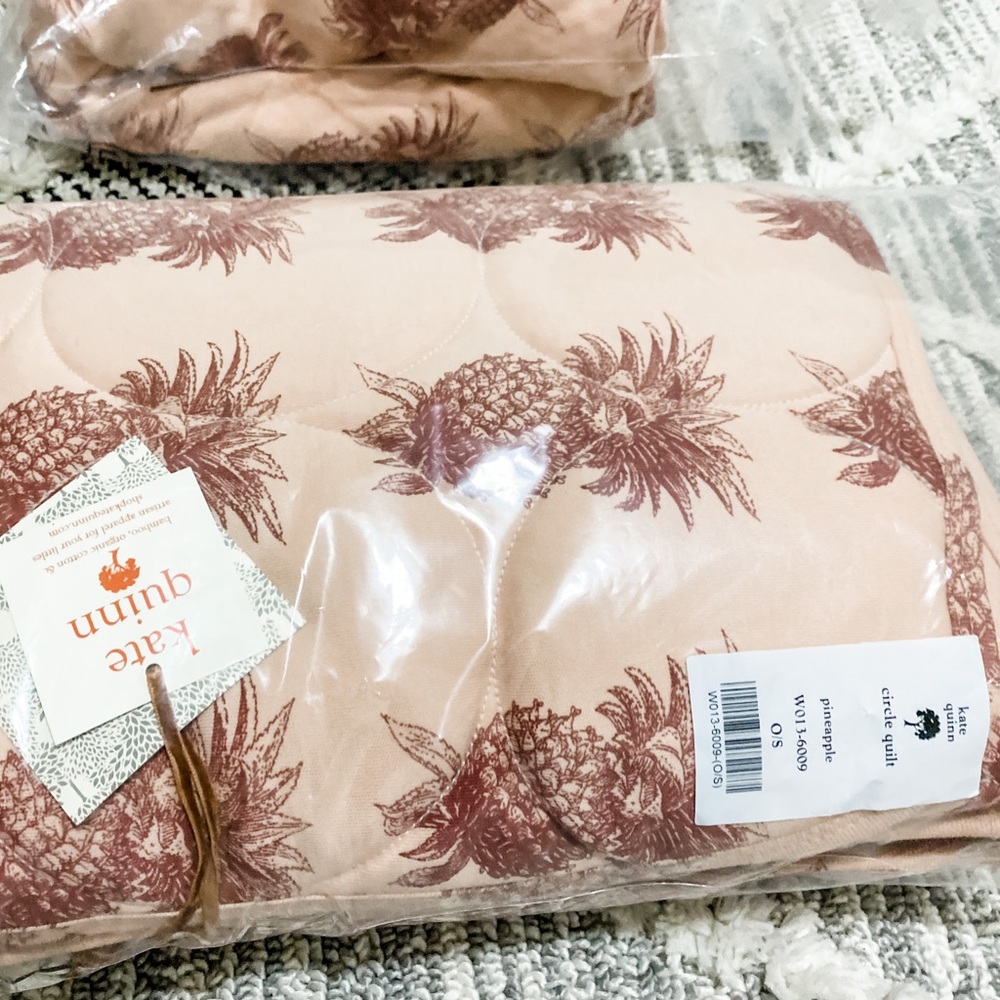 Kate Quinn Pineapple Circle Quilt & Crib Sheet
